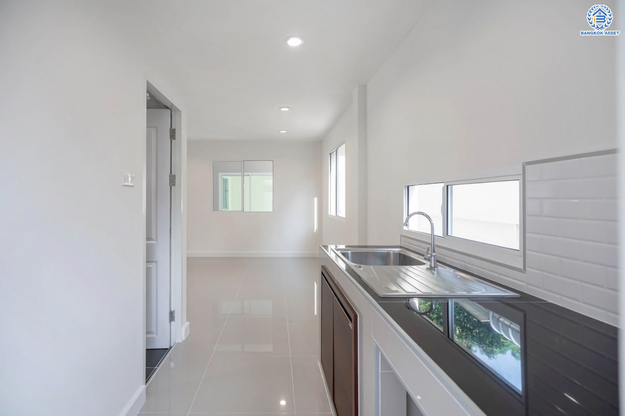 บ้านมือสองตกแต่งใหม่ ดีไซน์สวย โครงการ ชวนชื่นโมดัส จรัญฯ-ปิ่นเกล้า หลังมุม เนื้อที่ 54.7 ตร.ว. ฟังก์ชัน 3 ห้องนอน 2 ห้องน้ำ 1 ห้องอเนกประสงค์ จอดรถได้ 2 คัน รองรับทุกกิจกรรม บนทำเลเชื่อมต่อหลายเส้นทาง ใกล้จุดขึ้นทางด่วน "ประจิมรัถยา" และรถไฟฟ้าสายสีแดง "สถานีบางบำหรุ"